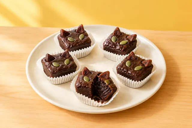Bocados de brownie decorados como gatitos negros