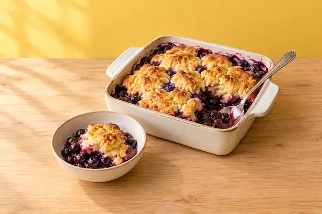 Cobbler de arándanos con la parte de arriba dorada